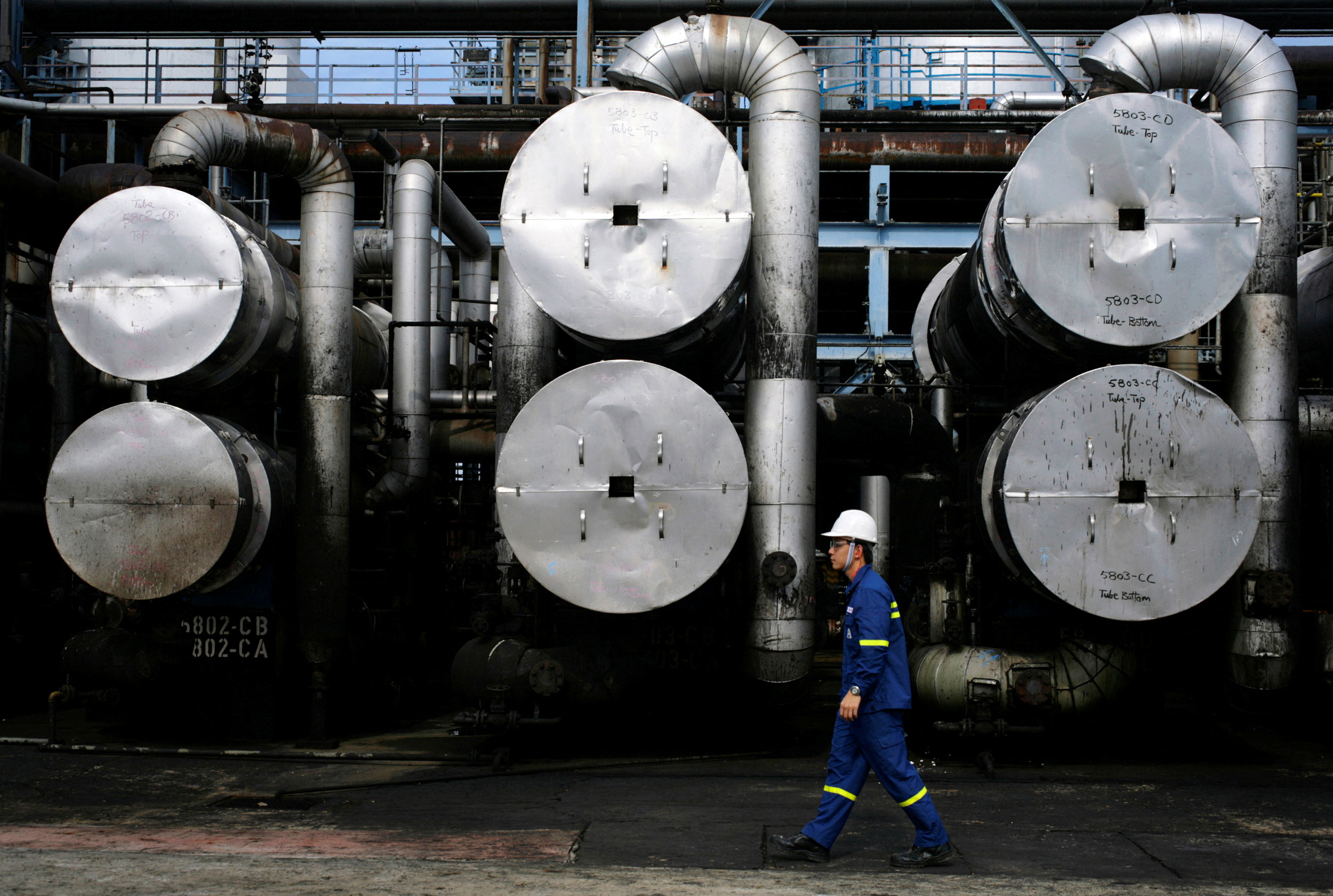 Vitol and Glencore set to make formal bids for Chevron’s Singapore refinery stake