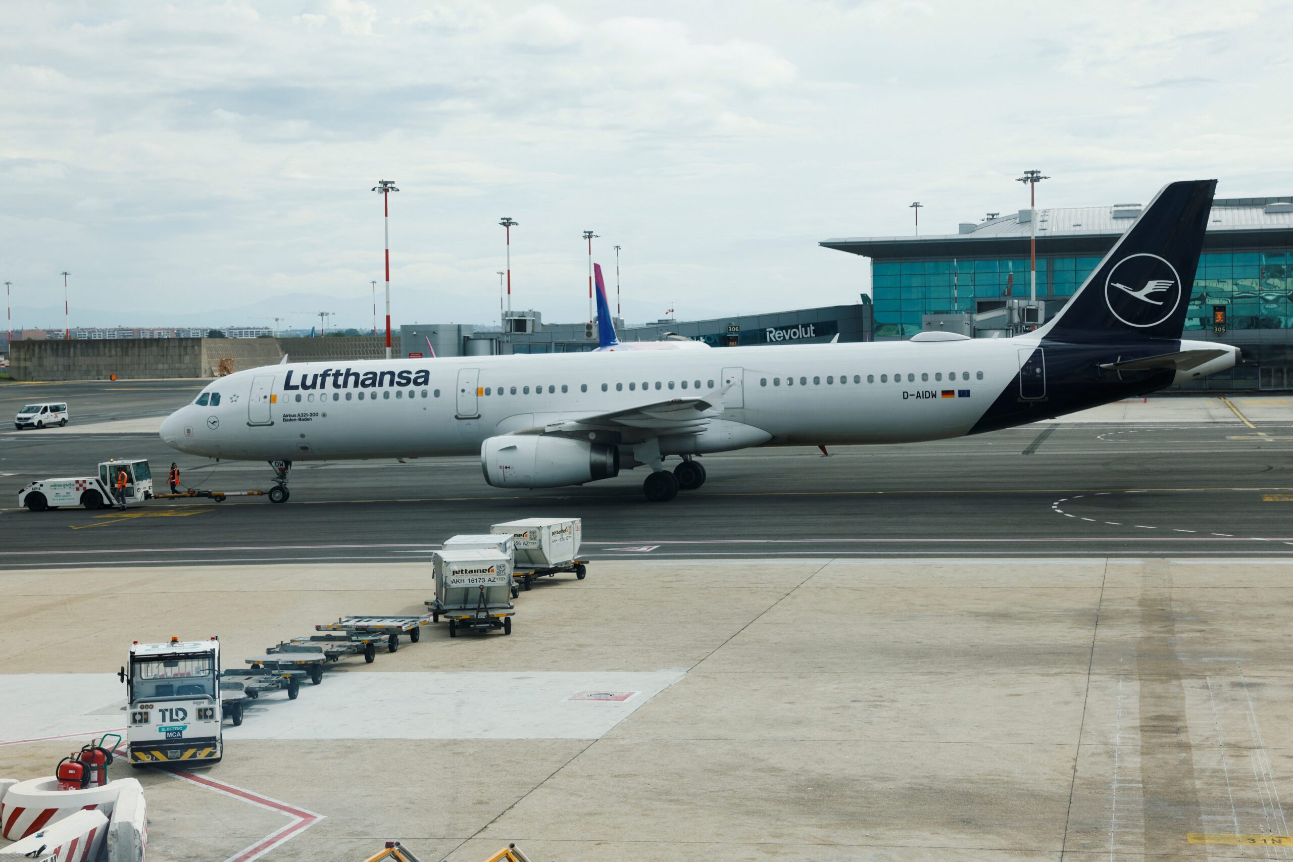 Lufthansa to cut thousands of jobs in pursuit of efficiency 