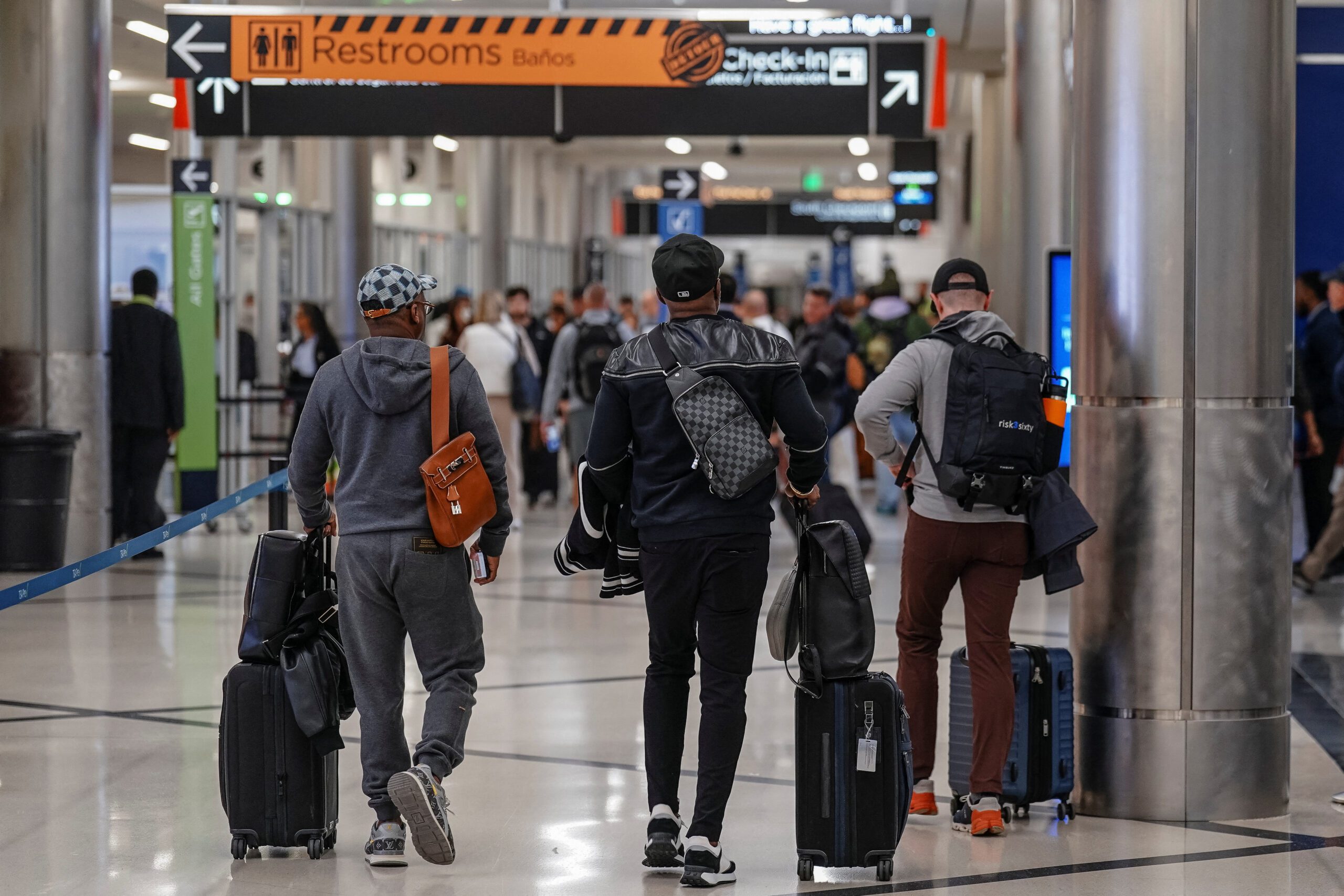 US orders 10% flights cut at major US airports due to shutdown